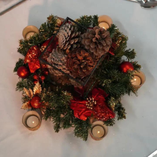 pinecones christmas centrepiece top view